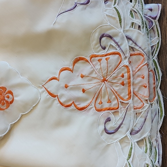 NEW Vintage HAND MADE Embroidered Tablecloth SET - Picture 5 of 14